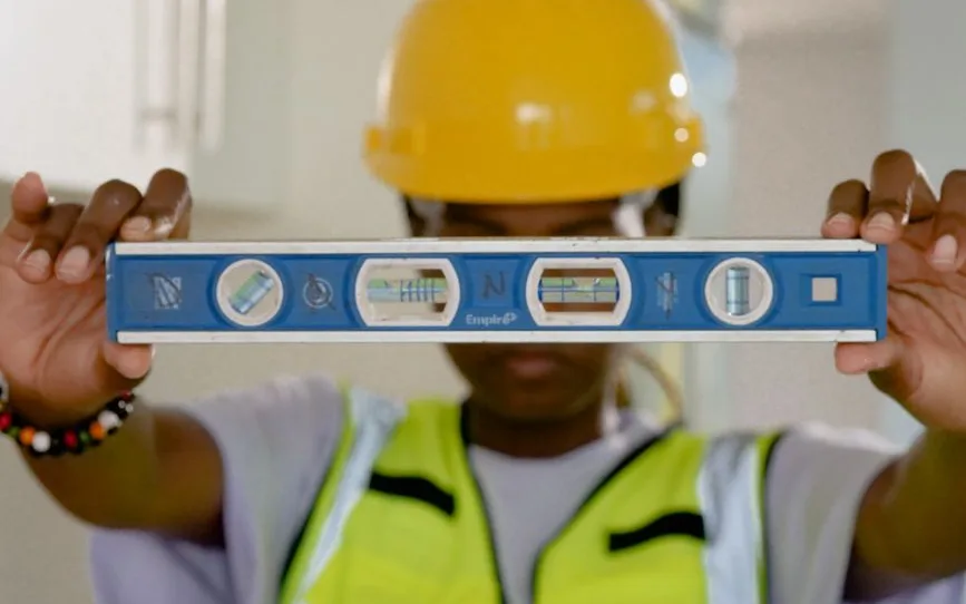 Contrôle attentif d’une finition de chantier