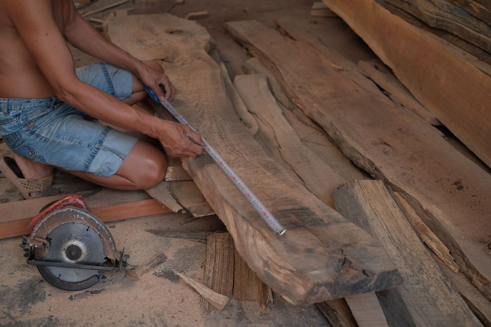 Atelier de menuiserie avec volets battants en bois clair, établis et outils de mesure